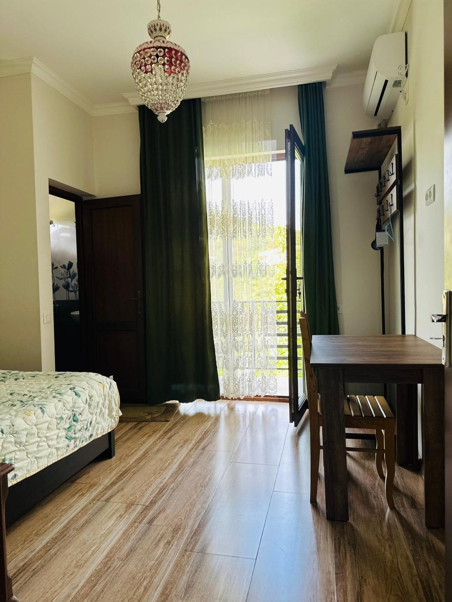 Four Seasons In Kutaisi Hotel Екстериор снимка